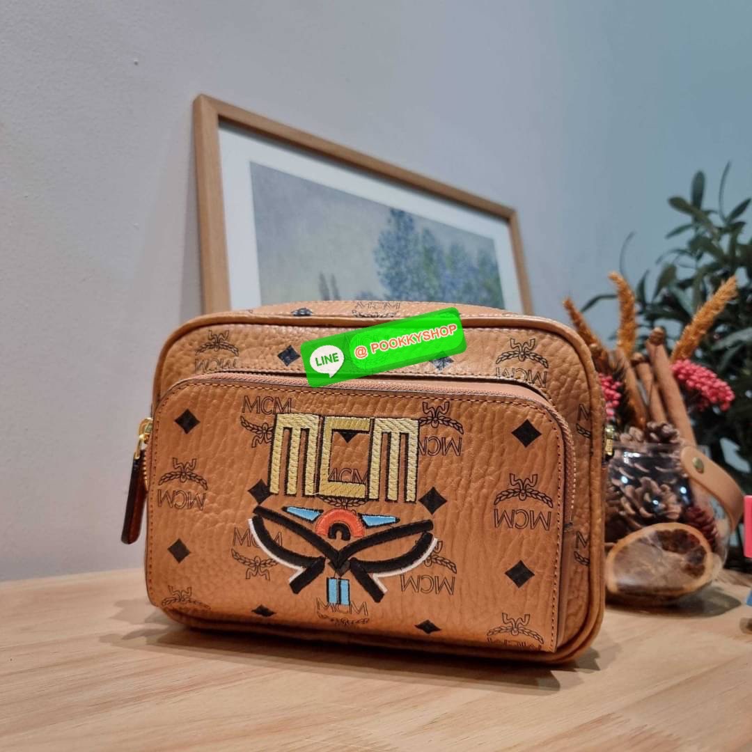 MCM KLASSIK CROSSBODY IN GEO LAUREL คอลเลคชั่นใหม่ที่เพิ่มความสไตลิชให้กับกระเป๋า ด้วยโลโก้จีโอลอเรล โดดเด่นสวยคม กระเป๋าสะพายข้างทรงคลาสสิค ขายดี วัสดุหนังแคนวาสคุณภาพ มีช่องหลัก 2 ช่อง เปิด-ปิดด้วยซิป ด้านหลังมีช่องย่อยอีกหนึ่ง ภายในโล่งกว้าง ใส่กระเป๋า