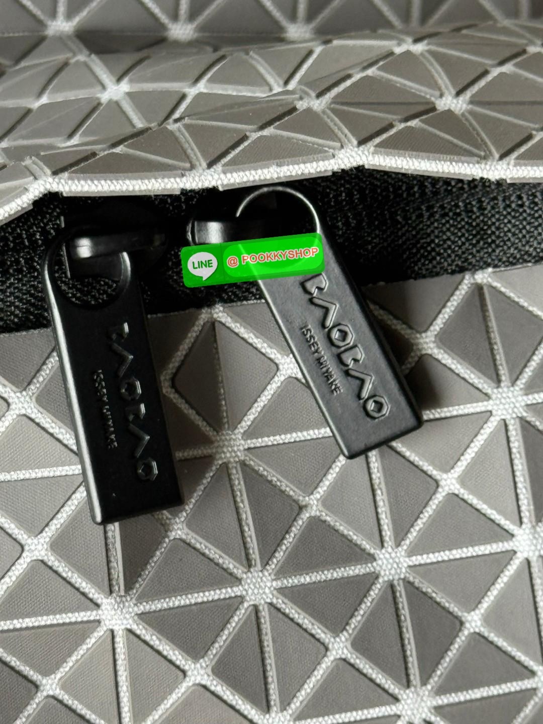 Bao Bao Issey Miyake Daypack geometric backpack กระเป๋าเป้ทรงคลาสสิก รองรับน้ำหนักได้ดี เหมาะกับการเดินทาง เป้สะพายหลังรุ่น Daypack One-Tone Backpack มาในรูปทรงกระเป๋าเป้สุดคลาสสิก โดดเด่นด้วยการออกแบบที่เป็นเอกลักษณ์ วัสดุสามเหลี่ยมขนาดเล็กพิเศษ ได้กลิ่น