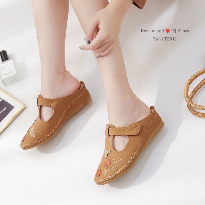 พร้อมส่งรองเท้าสุขภาพ ที่ทั้งเกร๋ทั้งน่ารักสุดๆ รองเท้ารุ่นนี้เป็นงานสั่งทำพิเศษ หนังนิ้มนิ่ม สวมใส่ง่าย จับแมทกับชุดอะไรก็เกร๋ ทรงสวย พื้นบุนิ่มใส่เดินสบายมากๆ พื้นยางอย่างดี เป็นรุ่นแนะนำ ซื้อไปรับรองไม่ผิดหวัง ห้ามพลาดเลยนร้า ช้าหมดอดเกร๋นร้า สั่งด่วนๆ