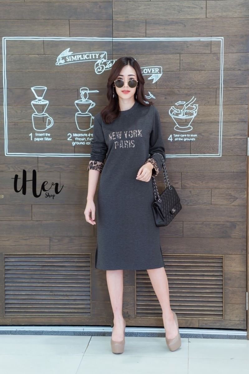 • tHer sHop • มาเพิ่มค่า Long Dress เดรสคอกลมแขนยาวทรงสวย ดีเทลแต่งปลายแขนลายเสือด้านหน้าสกรีนตัวอักษร แต่งกระเป๋าข้าง ใช้เนื้อดี ผ้าหนานิ่มใส่สวย ตัวเดียว ใส่เที่ยวใส่ชิวได้เลยค่ะ