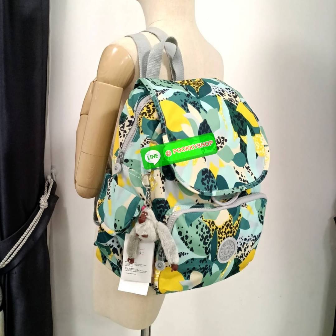 Kipling City Pack Medium Backpack กระเป๋าเป้ Kipling ขนาดกลาง วัสดุ Polyester 100% มีหูหิ้วด้านบน -ด้านหลัง มีซิปหลัง 1ช่องลึก -ด้านข้างมีช่องใส่ของเล็กน้อยทั้ง 2 ด้าน เปิด-ปิด ด้วยกระดุมแม่เหล็ก -ด้านหน้ามีช่องซิปใส่ของแยก 1 ช่อง และ ช่องปรับขนาดด้วยสายล