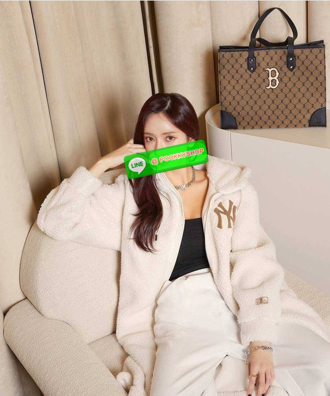MLB MONOGRAM TOTE BAG กระเป๋าทรงโท้ท ใบใหญ่จุคุ้ม ที่มีกิมมิคไม่เหมือนใคร ด้วยดีไซน์ลวดลายโมโนแกรมเอกลักษณ์ ปั๊มลงบนผ้าแคนวาสและหนัง pu คุณภาพดี สวยคม ปากกระเป๋ามีอะไหล่เกี่ยวกันของหล่นได้ มาพร้อมสายสะพายในตัว ภายในโล่งกว้างมาก ใส่ของสำคัญได้แบบไร้กังวล ห