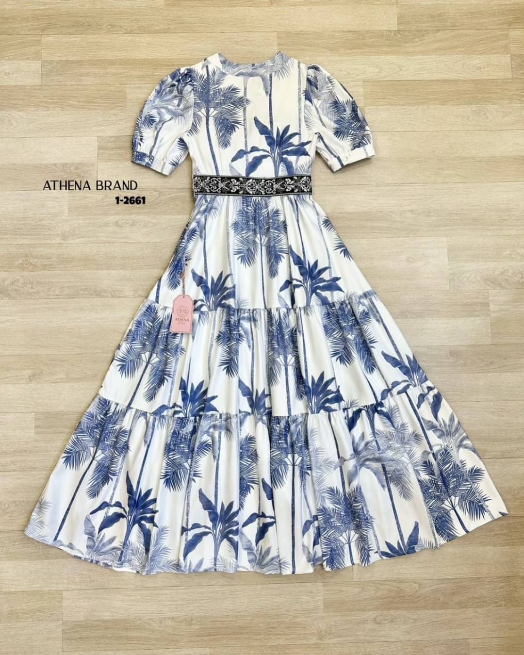 เดรสยาวพิมพ์ลวดลายสุดเกร๋ แขนพองๆทรงตุ๊กตามีกระดุมติด หน้าอกเสริมฟองน้ำเบาๆ จัดทรงให้สวย มีกิมมิคด้านหน้าแต่งกระดุมกระจุกกระจิกน่ารักสามารถแกะใช้งานได้จริง ช่วงเอวแต่งแถบเป็นงานปัก สวมใส่แบบซิปด้านข้าง ตัวเดรสมีลูกเล่นระบายๆ ใช้ผ้าเยอะมากๆค่า เนื้อผ้าดีมี