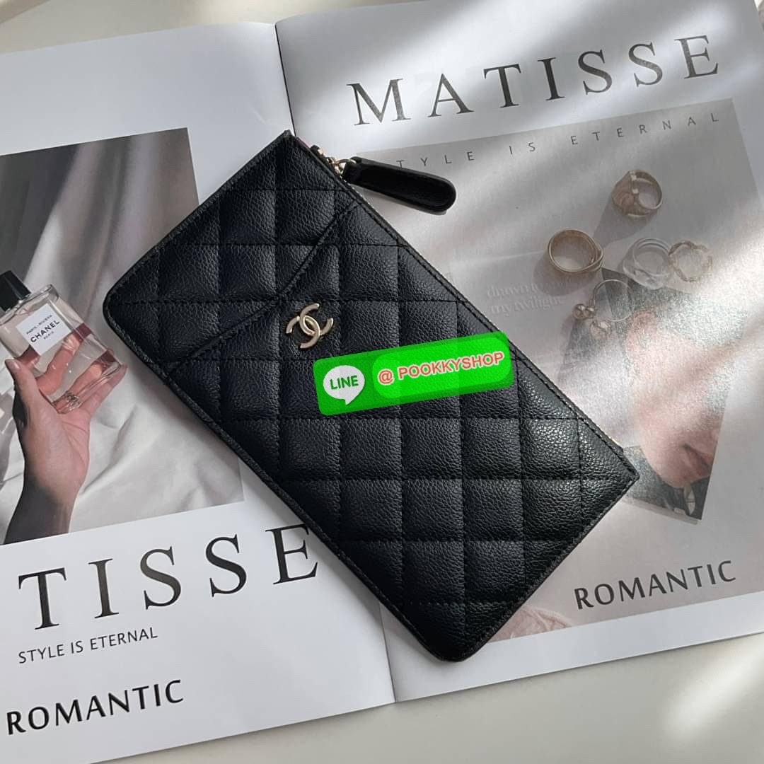 พร้อมส่งแล้วค่ะ ❤️🤍 พร้อมส่งที่ไทยค่าา กระเป๋าสตางค์รับทรัพย์ แนะนำรุ่นนี้เลยคะ งานกิ้ฟ กระเป๋าสตางค์ทรงสวย สะดุดตา หนังสัมผัสลายด้าน จากแบรนด์ CHANEL ด้านหน้ามีโลโก้แบรนด์ CC สีทองหรู มีช่องซิปยาว ใส่ธนบัตร ด้านหน้าใส่มือถือขนาดเท่า NOTE10