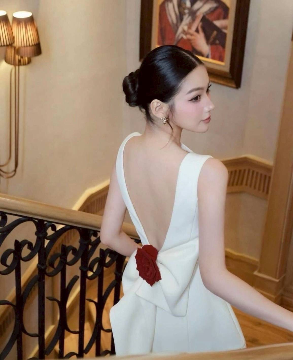 เดรสแฟชั่น เดรสขาวสุดหรู เรียบแต่ไม่ธรรมดา ดีไซน์เว้าหลังโชว์ผิวสวยอย่างมีเสน่ห์