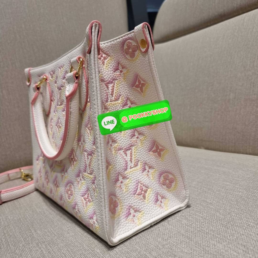 New arrival!! LV crossbody tote bag ดีไซน์ใหม่ น่ารัก ละมุน น่าใช้มาก จากเคาน์เตอร์ dutyfree กระเป๋าทรงโท้ทที่ใครเห็นต้องเป็นคลั่งรัก ดีไซน์คลาสสิค ผู้ดี หรูหรา โทนสีใช้งานง่าย ทุกสไตล์ วัสดุหนัง pepble มาพร้อมหูจับในตัว คล้องแขนก็ดูแพง หรือจะเกี่ยวสายครอ