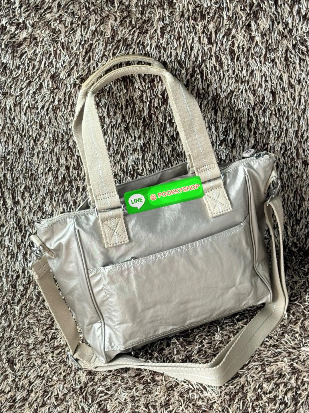 Kipling revir limited Japan shoulder bag เป็นอีกหนึ่งกระเป๋าสุดอเนกประสงค์สามารถใช้งานหลายรูปแบบทั้งกระเป๋าสะพายข้าง สะพายไหล่ หรือกระเป๋าถือด้วยสายสะพายที่สามารถปรับระดับและถอดออกได้ ดีไซน์คลาสสิกและเรียบง่ายพร้อมประดับโลโก้และลิงอันเป็นซิกเนเจอร์ แมตช์ก