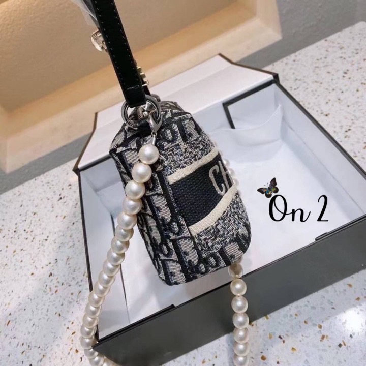 Christian Dior x Alexander Wang กระเป๋าสะพายdior ผ้าทอลาย Dior ซิปบน ที่รวมตัวกับ wang เพิ่มความหรูหรามากขึ้น มาพร้อมสายมุกยาวสะพายครอสบอดี้ถอดออกได้ค่ะ งานสวยอะไหลาปั๊มทุกจุด