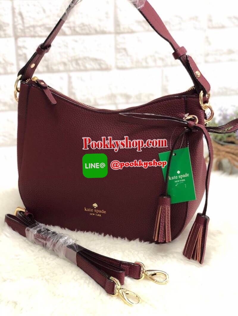 New Kate spade new york shoulderbag พร้อมส่งค่ะ นานๆจะมีมา!!! กระเป๋าสะพายไหล่หรือสะพายข้างได้ วัสดุหนังลายลิ้นจี่ ลายหนังสวย นิ่ม น่าใช้มากๆค่ะ ทรงฮิตเลยจ้าา ด้านหน้ามีพวงหนังผูกโบว์ห้อยยาวลงมา ตอกย้ำความสวยมาเพิ่มให้นะคะ เปิดปิดกระเป๋าแบบซิป ภายในโล่ง ใ