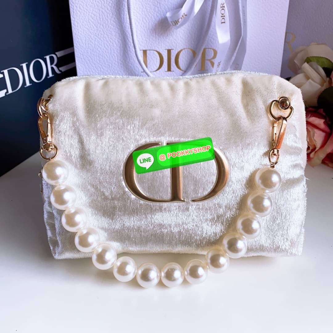 น่ารักไม่ไหว ใบจริงสวยมากไม่สวยมาด่าได้เลยค่ะ 🌸🌸 Dior Cosmetics bag 💯💯 Dior กระเป๋าขาว CD อะไหล่ทอง ผ้านุ่มเงา สวยวิ๊บ ตัวกระเป๋ามาพร้อมถุงกระดาษDior