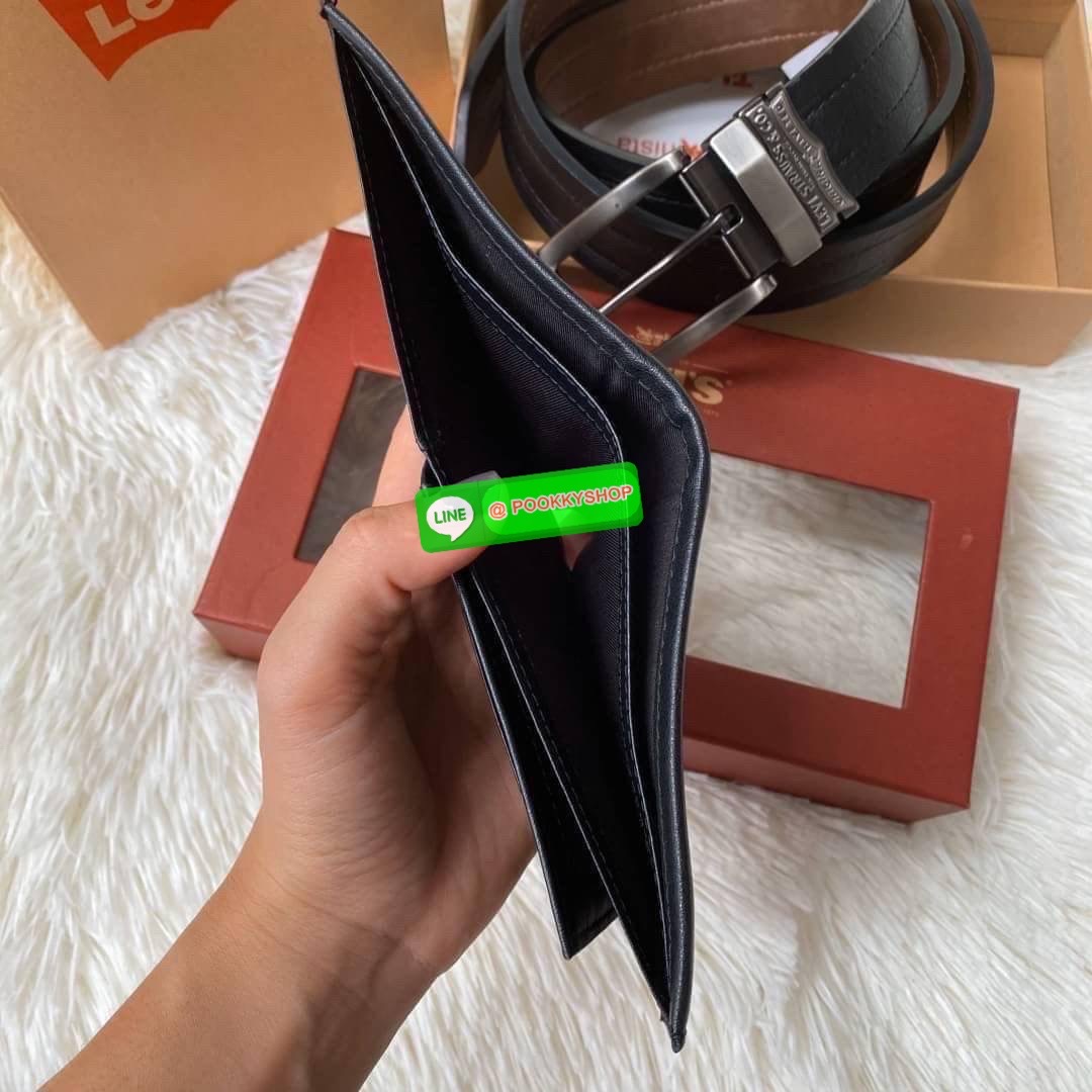 กระเป๋าสตางค์+เข็มขัด Levi's กระเป๋าด้านหน้าปั๊มโลโก้แบรนด์ด้านในมีช่องใส่บัตร และมีช่องใส่ธนบัตร 2 ช่อง ส่วนตัวเข็มขัด Levi's หัวเข็มขัดเป็นแบบลำลอง ด้านหน้าปั๊มอักษรแบรนด์ ตัวสายสีน้ำตาลดำ ด้านหลังปั๊มชื่อแบรนด์ มีแท็กป้ายติดตัวเข็มขัด