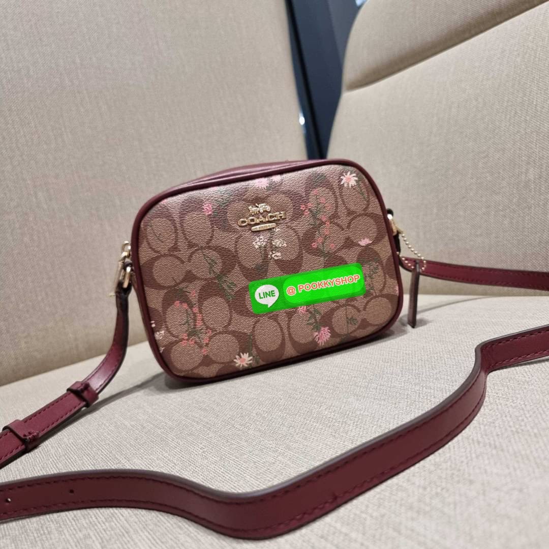 COACH CA719 MINI JAMIE CAMERA BAG IN SIGNATURE CANVAS WITH WILDFLOWER PRINT กระเป๋าสะพายข้าง สวยอยู่ทรง รอบนี้มาในไซน์มินิ ขนาดกำลังดี ดีไซน์น่ารักน่าใช้ ด้วยลายพริ้นท์คละรอบใบ วัสดุหนังแคนวาสเคลือบลาย เปิด-ปิดด้วยซิป ใช้งานสะดวก ภายในเป็นช่องโล่ง พกพาของ