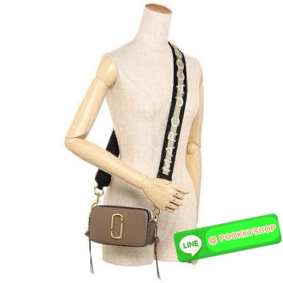 Marc Jacobs Snapshot Bag กระเป๋าแบรนด์ดังจากสัญชาติอเมริกัน นับได้ว่ารุ่นนี้เป็นรุ่นทรงฮิตของ marc jacobs เลยทีเดียว โดยด้านหน้ากระเป๋าจะเป็นโลโก้แบบโลหะที่เป็นสัญลักษณ์ของแบรนด์นี้ มาพร้อมสายสะพายที่จะสะพายยังไงก็ดูโดดเด่น เพราะขนาดใหญ่ที่สกรีนตัวอักษร m