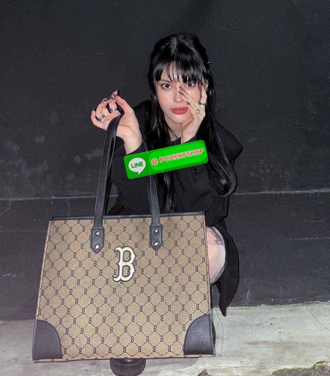 MLB MONOGRAM TOTE BAG กระเป๋าทรงโท้ท ใบใหญ่จุคุ้ม ที่มีกิมมิคไม่เหมือนใคร ด้วยดีไซน์ลวดลายโมโนแกรมเอกลักษณ์ ปั๊มลงบนผ้าแคนวาสและหนัง pu คุณภาพดี สวยคม ปากกระเป๋ามีอะไหล่เกี่ยวกันของหล่นได้ มาพร้อมสายสะพายในตัว ภายในโล่งกว้างมาก ใส่ของสำคัญได้แบบไร้กังวล ห