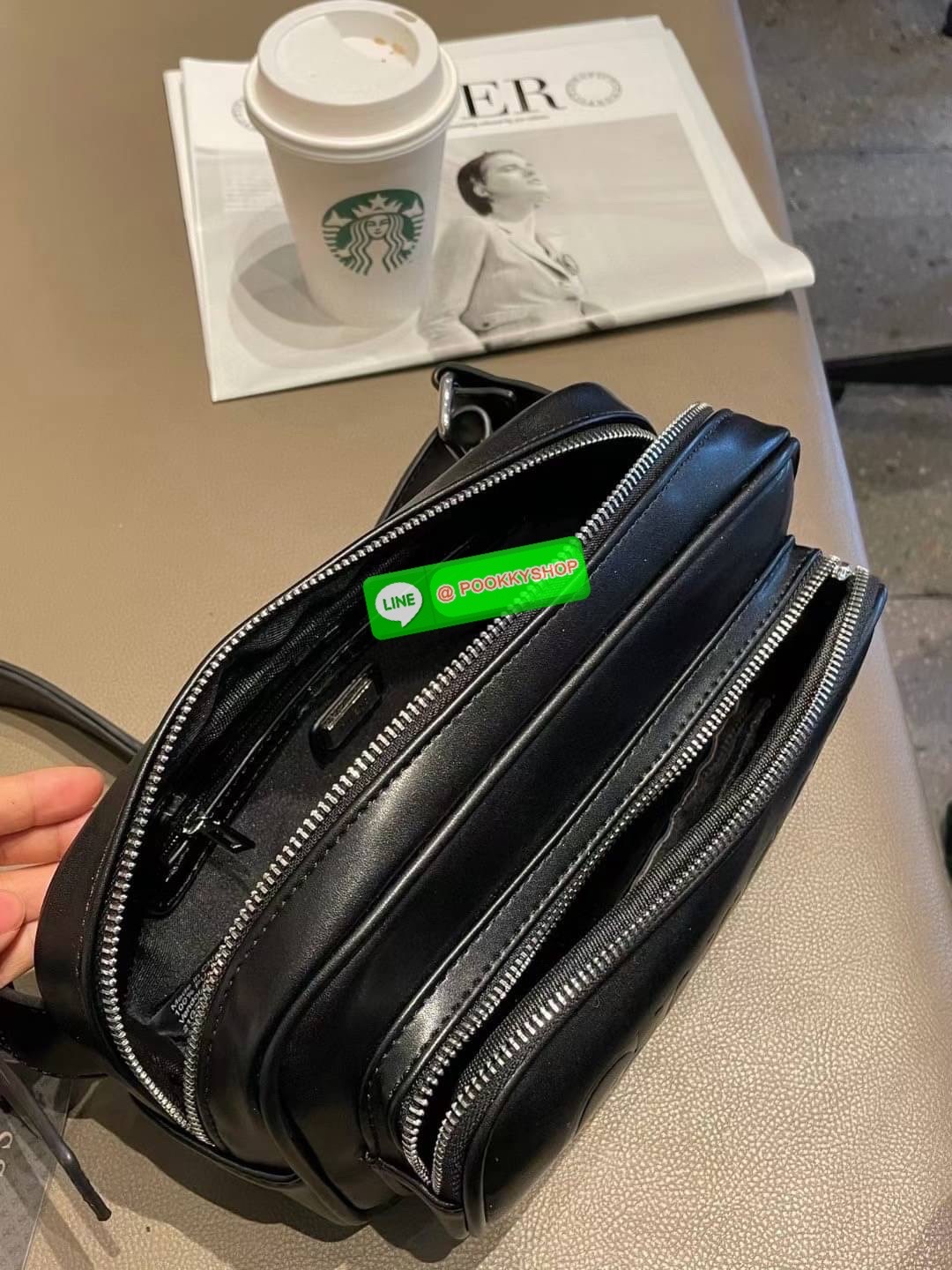 🚚 พร้อมส่ง 🚚 GUESS AUBRIELLA MINI FANNY PACK สีดำ กระเป๋าคาดอก คาดเอว สะพายข้าง วัสดุหนังพียู พีเมี่ยม ด้านหน้าสวยโดเด่นปั้มด้วยโลโก้แบรนด์ สะดวกต่อการใช้งานมี 2 ช่องซิป ภายในแยกเก็บของได้เป็นสัดส่วน ช่องด้านในโล่งกว้าง สายสะพายยาวปรับระดั