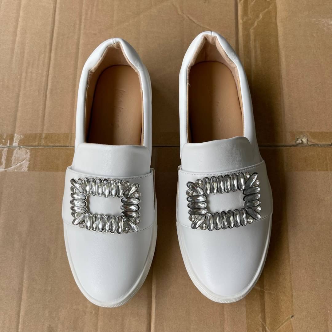 พร้อมส่ง รองเท้าคัทชู เพชร roger รุ่นขายดี พื่นนิ่มใส่สบายมากคะ เพชรสวยแน่นๆๆ พื้นยาง กันลื่นอย่างดี