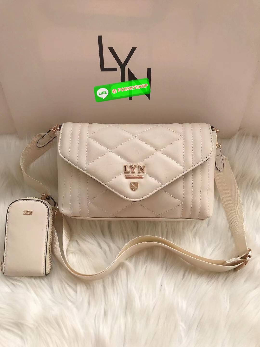 กระเป๋า Lyn สะพายข้าง คอลเล็คชั่นใหม่ มีใบลูกด้วยนะคะ สายสะพาย sport สามารถปรับระดับได้ค่ะ ด้านในใบแม่แบ่งเป็น 2 ช่องใช้งาน