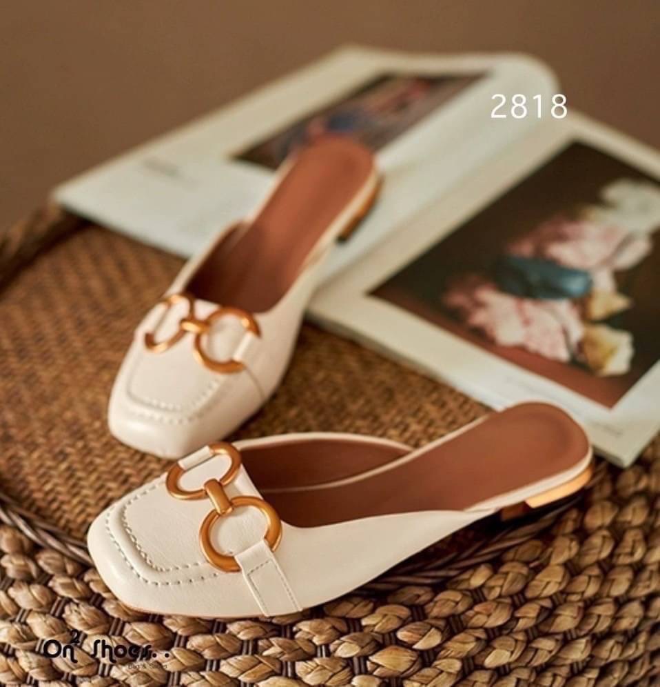 รองเท้าหัวคัชชูเปิดหลังรหน้าแต่งอะไหล่ทองเหลือง สไตล์แบรนด์ส้นเป็นอะไหล่ทองสวยหรู คู่นี้ใส่แมทกับชุดได้ง่ายทั้งกางเกงและกระโปรงได้หมดทรงสวย