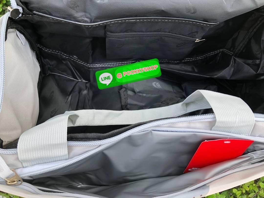 NIKE GYM BAG กระเป๋ายิมและกระเป๋าเดินทางสารพัดช่องที่มีพื้นที่ให้คุณเก็บของมากมาย ไม่ว่าจะช่องซิปคู่หลักที่กว้างใหญ่ สำหรับใส่เสื้อผ้าเดินทางได้หลายชุด ปลอดภัย ช่องรองเท้าแยก และช่องใส่ของด้านในสำหรับเก็บของมีค่า สายคล้องไหล่คู่และสายสะพายไหล่ถอดเก็บได้สา
