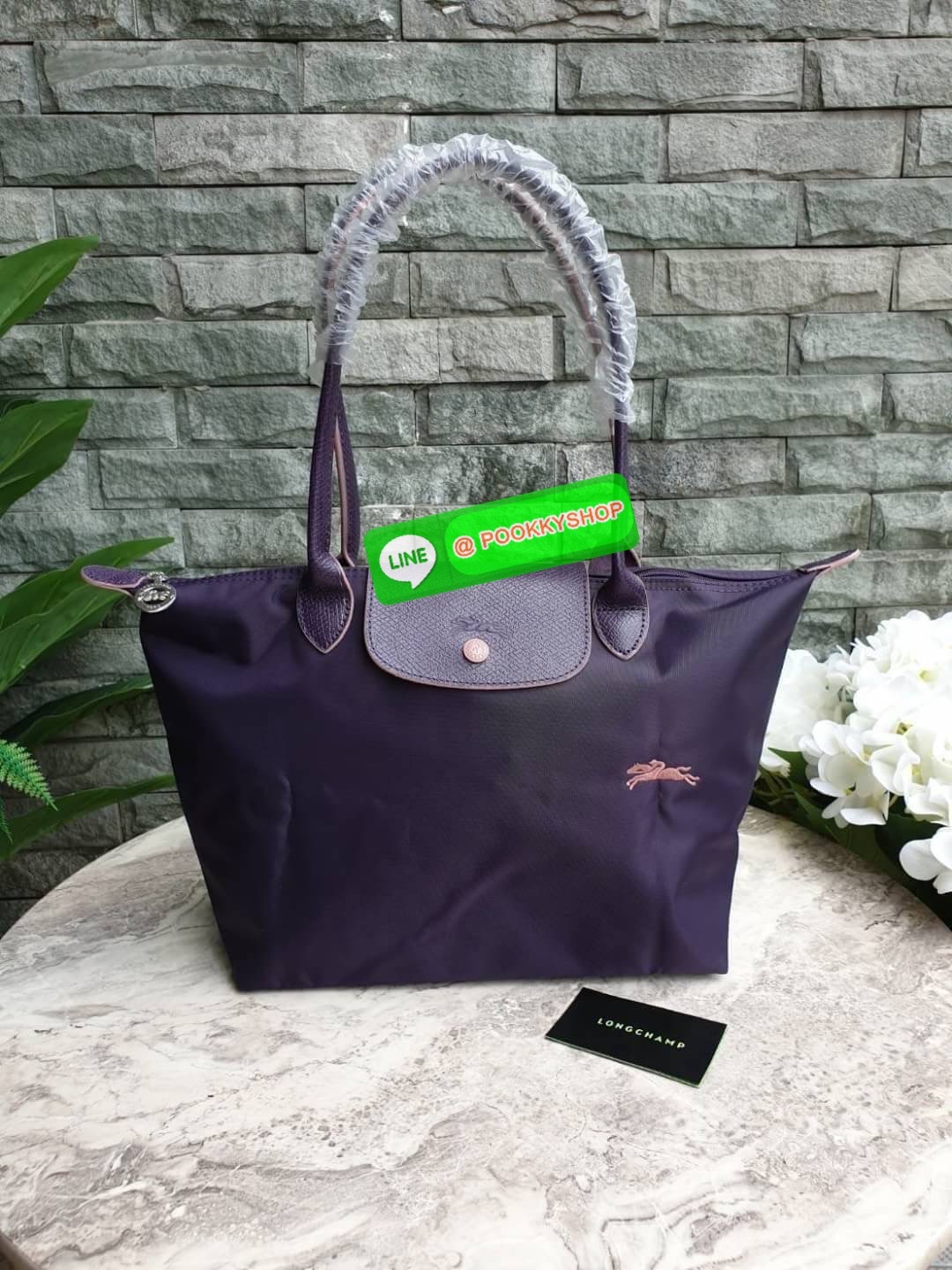 Longchamp Le Pliage Club Tote Bag Size S หูยาว วัสดุเนื้อผ้า Nylon Canvas เคลือบกันนำ้ ตัดด้วยหนังแท้ที่มีน้ำหนักเบา ดีไซน์เรียบง่ายแต่เต็มไปด้วยความคลาสสิก จนเป็นที่ชื่นชอบไปทั่วโลก Longchamp ปรับโฉม LE PLIAGE ด้วยการปักลายรูปม้า-ตราสัญลักษณ์ของแบรนด์บนผ