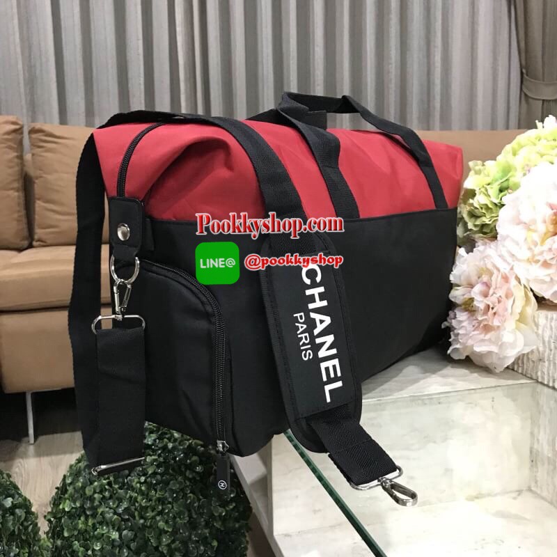 Restock! CHANEL VIP GIFT Large Travel Bag กระเป๋าเดินทาง Gift With Purchase รุ่น Limited พรีเมี่ยมกิ๊ฟของเเท้จาก Chanel Perfumes Counter วัสดุ NYLON เนื้อหนาสีทูโทนดำแดงสกรีนโลโก้ด้านหน้า เปิดปิดด้วยซิป หัวซิปแบรนด์ ใบใหญ่จุใจ พิเศษ! มีช่องใส่รองเท้าด้านข