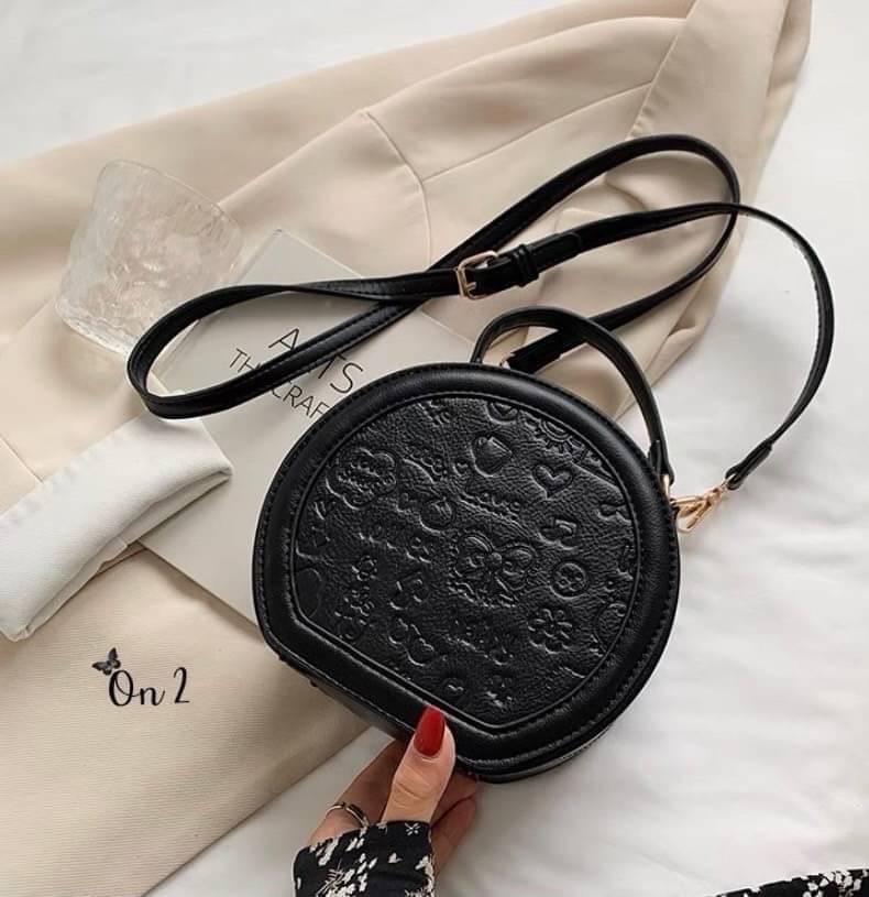 กระเป๋าแฟชั่นทรงกลม สไตล์มินิมอล งานซิปหนังpu อะไหล่ทอง สายสะพายยาวแบบ Cross body ปรับระดับได้ ทรงสวยงานน่ารักมากค่ะ