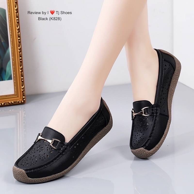 พร้อมส่งรุ่นนี้เกร๋มาก ขายดีมากบอกเลยจ้า !!! รองเท้าผ้าใบเพื่อสุขภาพนำเข้า น้ำหนักเบา หนังนิ่มมากๆ สวมใส่ง่ายใส่นิ่มสบายสุดๆ ส้นยางอย่างดีช่วยลดแรงกะแทกได้ดี จับแมทกับชุดง่าย ใส่แล้วดูเกร๋มากๆ แถมใส่ได้ตลอด ไม่มีเอ้าท์ ของจริงงานดี สวยตรงปกแน่นอน เพราะทาง