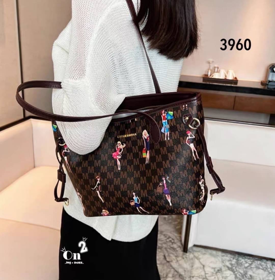 NEW-IN 🤎 Tote bag ทรงนี้จุได้เยอะมากๆค่า ใส่ I Pedได้นะคะ มาใหม่ ลายนี้หรู ดูแพงค่ะ แนะนำสุดๆค้า จุได้เยอะ