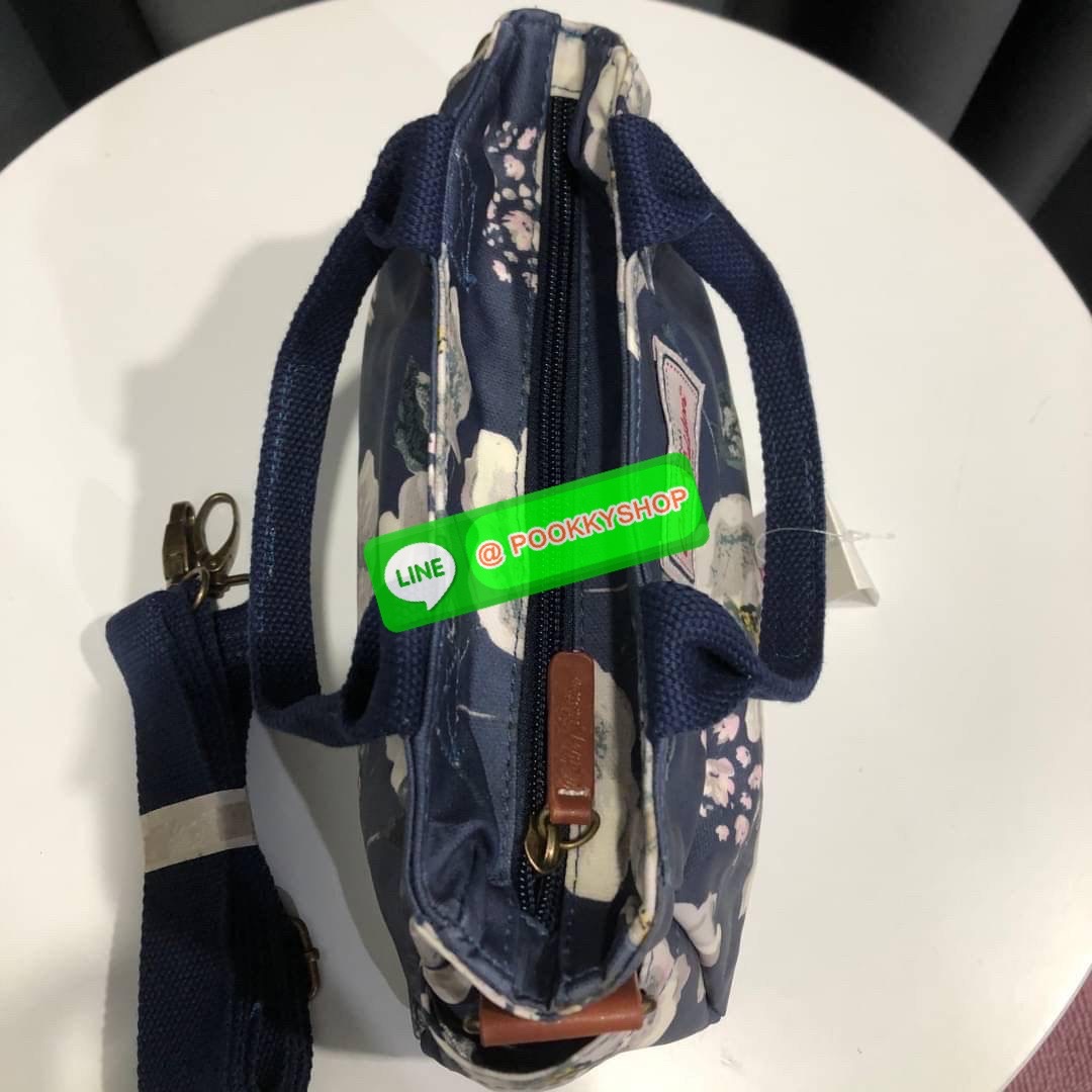 Cath Kidston Mini day Bag กระเป๋าถือหรือสะพายสุดชิค เหมาะสำหรับใช้สะพายในวันทำงานหรือวันสบายๆ เก็บของใช้ระหว่างวันได้เยอะค่ะ เปิด-ปิดด้วยซิป ด้านในมี 1ช่องใหญ่ ช่องซิป 1ช่องและช่องเล็กให้แยกเก็บมือถือของจุกจิก สวยคุ้มมากๆ มีหูจับ มาพร้อมสายสะพายยาวปรับระด