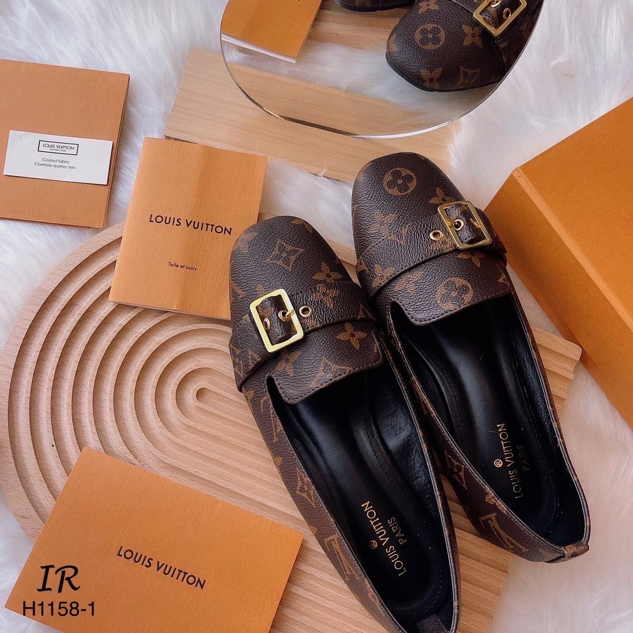 รีพีทแบบขายดี!!! พร้อมส่ง !!! LV คัทชูแต่งอะไหล่ หนังสวยมากกกก พื้นกันลื่น อย่างดี ปั้มแบรนด์งานดี มากค่ะ ถ้าเทียบ คุณภาพ ถือว่าเกินเบอร์เลยค่า