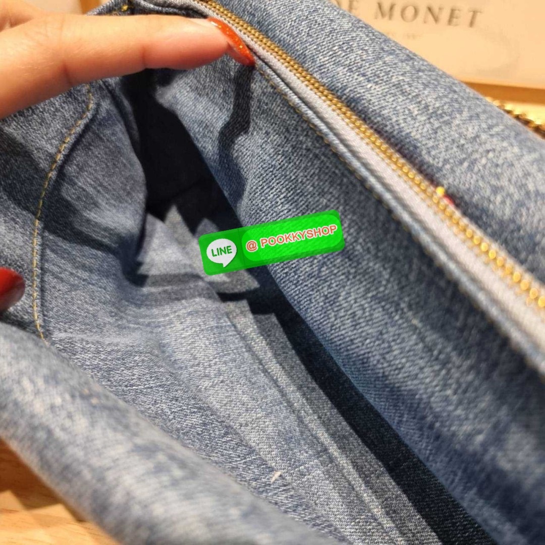 COACH CR704 TABBY SHOULDER BAG 26 WITH QUILTING 🔆 Details ไอเท็มใหม่ ตัวแม่แบบฉ่ำ สวยทำถึง! ต้อนรับซัมเมอร์ให้โดดเด่นกว่าใคร กับกระเป๋าสะพายไหล่ดีไซน์หรูหรา มีดีเทลสวยงามด้วยการเดินด้ายลวดลายตัดกับกระเป๋า เปิด-ปิดด้วยอะไหล่แบบกระดุม ภายในมีช่องเยอ