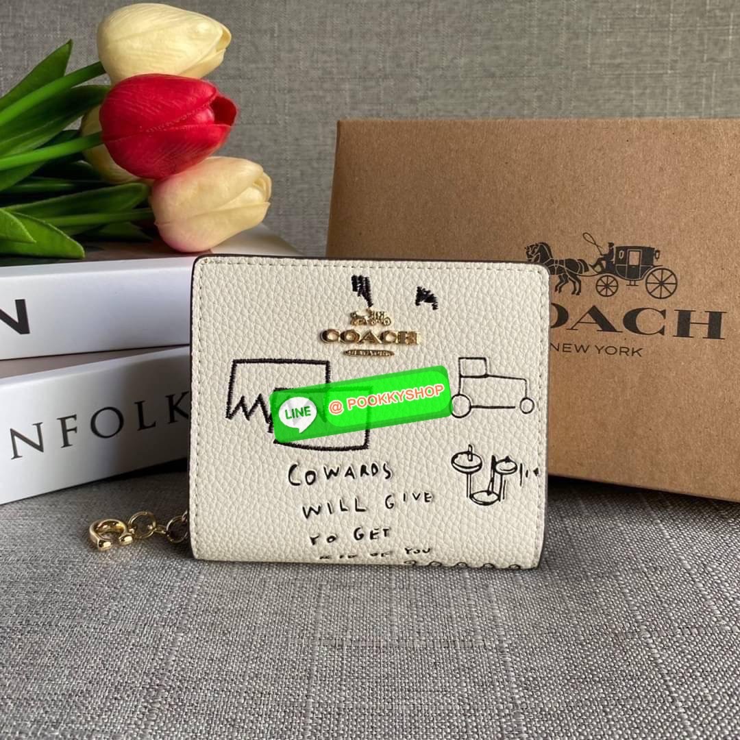 COACH X JEAN MICHEL BASQUIAT SNAP WALLET (COACH C5614) 🛍กระเป๋าสตางค์ใบเล็ก พกพาสะดวก วัสดุหนังแท้ ทนทาน เปิด-ปิดด้วยกระดุม ภายในมีช่องใส่บัตร ใส่ธนบัตรได้ทุกชนิด พร้อมช่องซิปแยกใส่เหรียญคะ