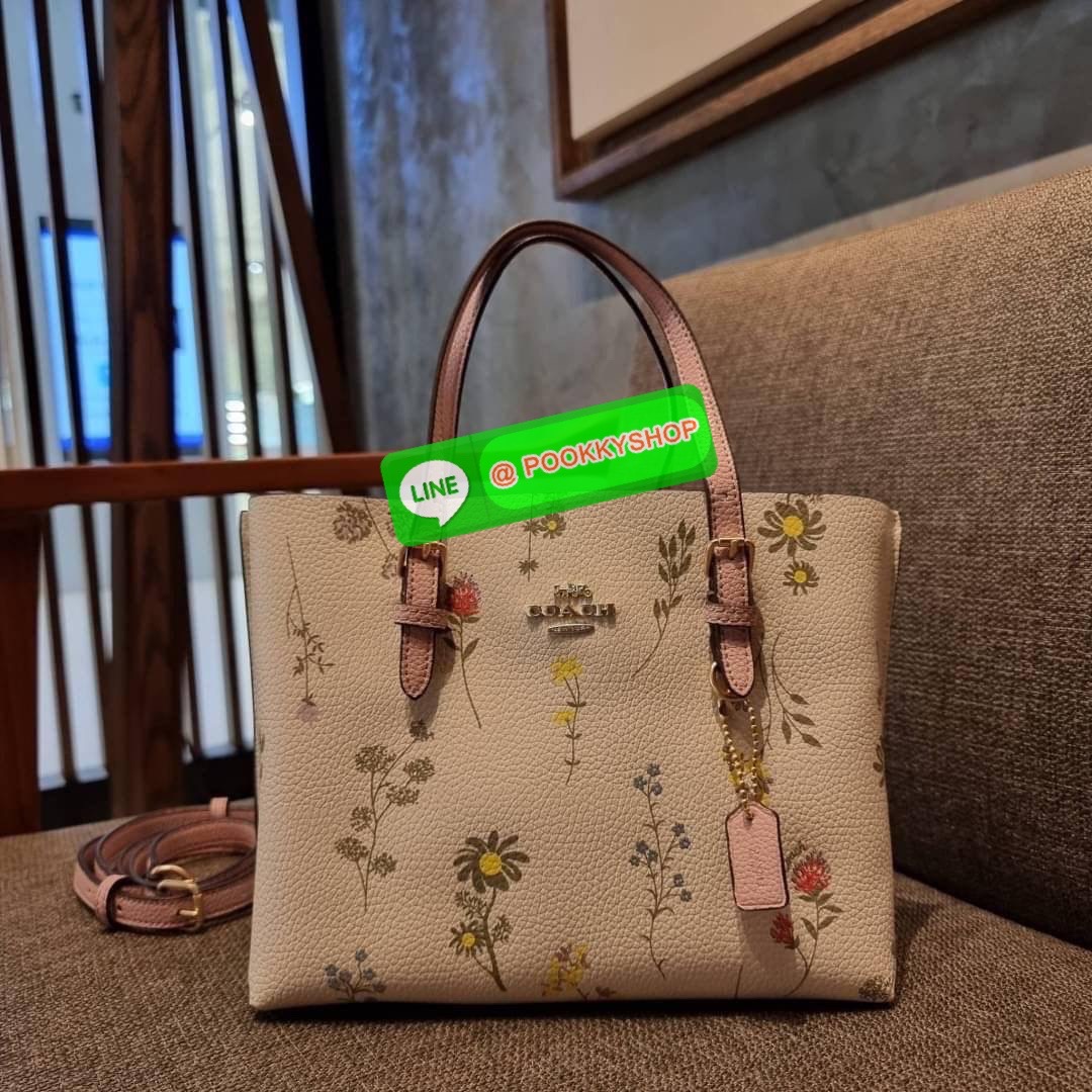 COACH C4084 MOLLIE TOTE 25 WITH SPACED WILDFLOWER PRINT ดีไซน์ใหม่ล่าสุด กระเป๋าโท้ทไซส์เล็กที่สาวๆต่างก็ต้องปักใจรัก รอบนี้น้องถูกเติมแต่งลวดลายดอกไม้ เพิ่มดีเทลความน่าใช้ไปอีก วัสดุหนัง pepble เรียบหรูดูดีม้าก!! ภายในโล่งกว้าง มีช่องซิปกลางใส่ของได้ ขนา