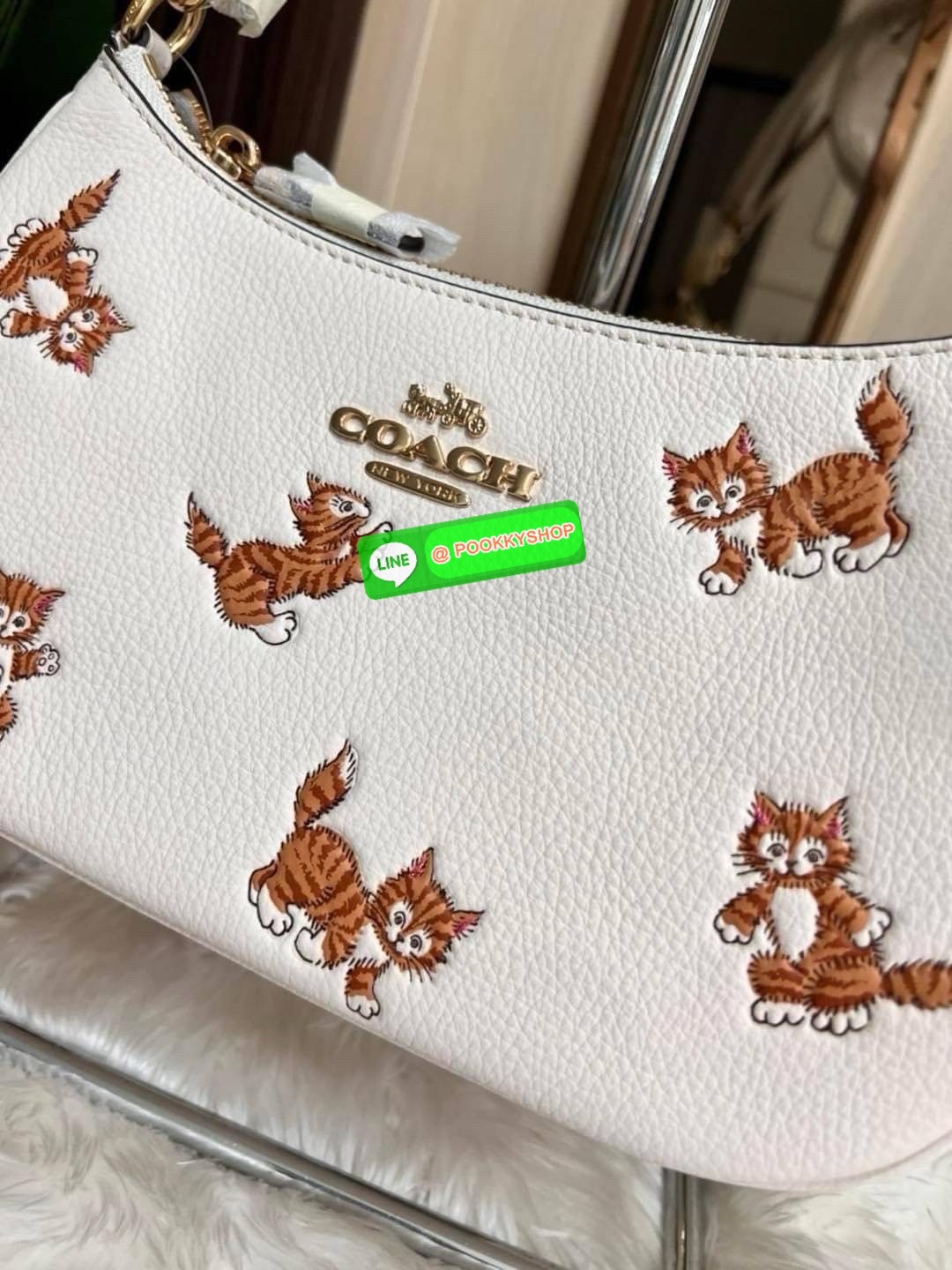 COACH TERI SHOULDER BAG WITH DANCING KITTEN PRINT🐈 Coach CC777-กระเป๋าขนาดที่น่ารักจนใจบาง 🌸✨ หนังเรียบ ชัด เพิ่มความหวานแบบมีพลัง ใช้งานง่าย หิ้วก็ได้ สะพายก็สวย สลับสายได้ 2 แบบในใบเดียว น้ำหนักเบา ฟังก์ชันครบ ถือออกงานหรือใส่ไปเด