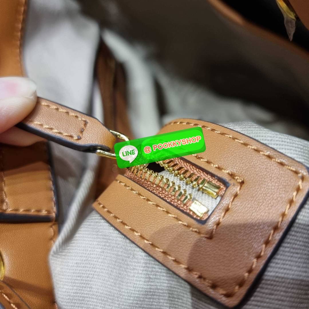 MCM MEDIUM ESSENTIAL DRAWSTRING BAG IN VISETOS กระเป๋าสะพายทรง bucket ไซส์ medium ใบใหญ่กำลังดี รูดเปิด-ปิดด้วยหนัง และยังมีกระดุมแม่เหล็กติดกันของหล่น พิเศษที่มีสายสะพายให้ 2 แบบ สายคล้องไหล่หรือถือได้ และสายสปอร์ตสะพายข้าง วัสดุหนังแคนวาสคุณภาพดี ภายในโ