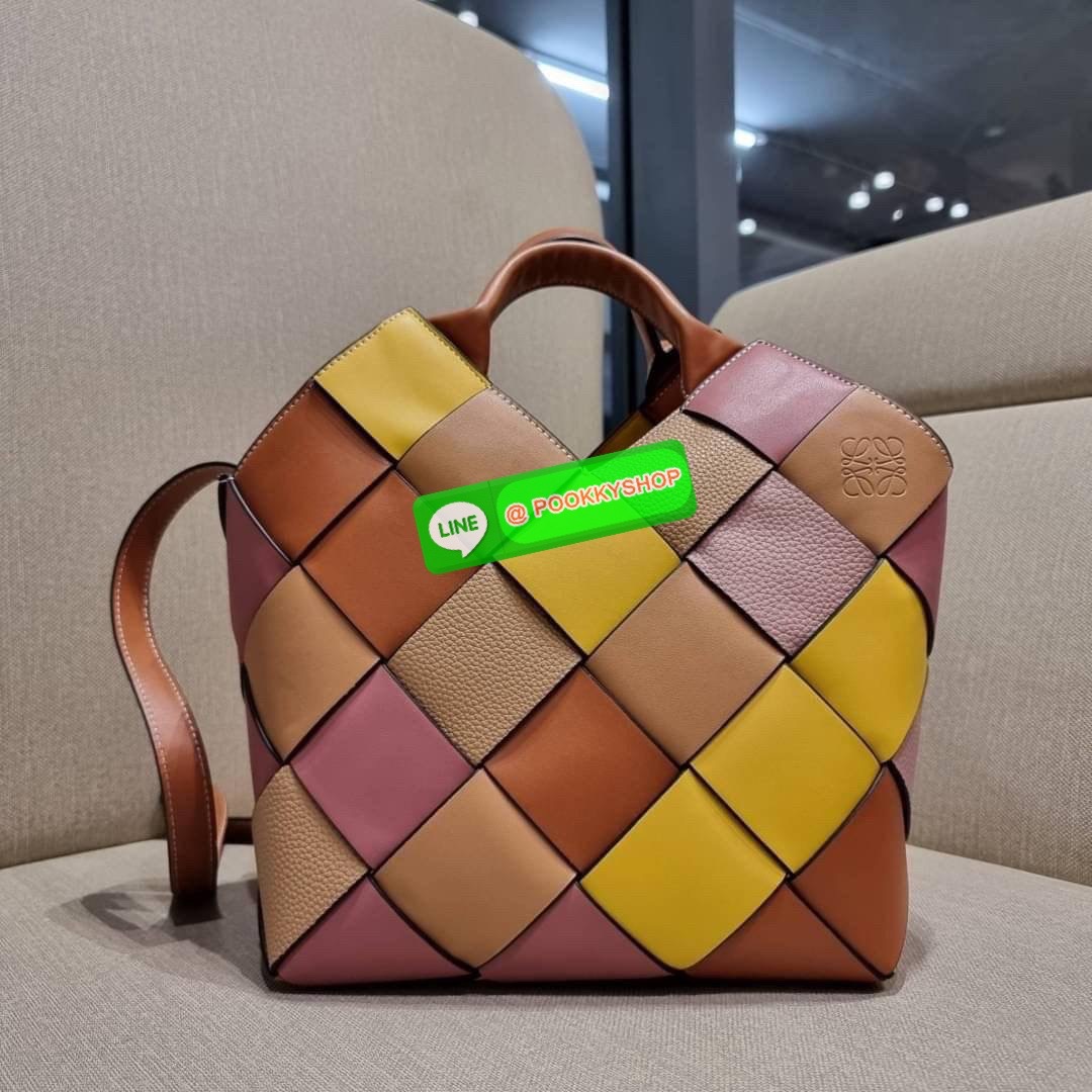 LOEWE SURPLUS LEATHER WOVEN BASKET BAG IN CLASSIC CALFSKIN ใหม่ล่าสุดและสวยที่สุด กระเป๋าสะพานที่ถักทอด้วยความปราณีต โดดเด่นด้วยสีที่จับมาคอนทราสได้ลงตัว ใบใหญ่จุได้แบบเน้นๆ วัสดุหนังวัวแท้เต็มใบ หรูเลิศ ปากกระเป๋ามีสายหนังสำหรับผูกรวบปากกระเป๋า ภายในโล่ง
