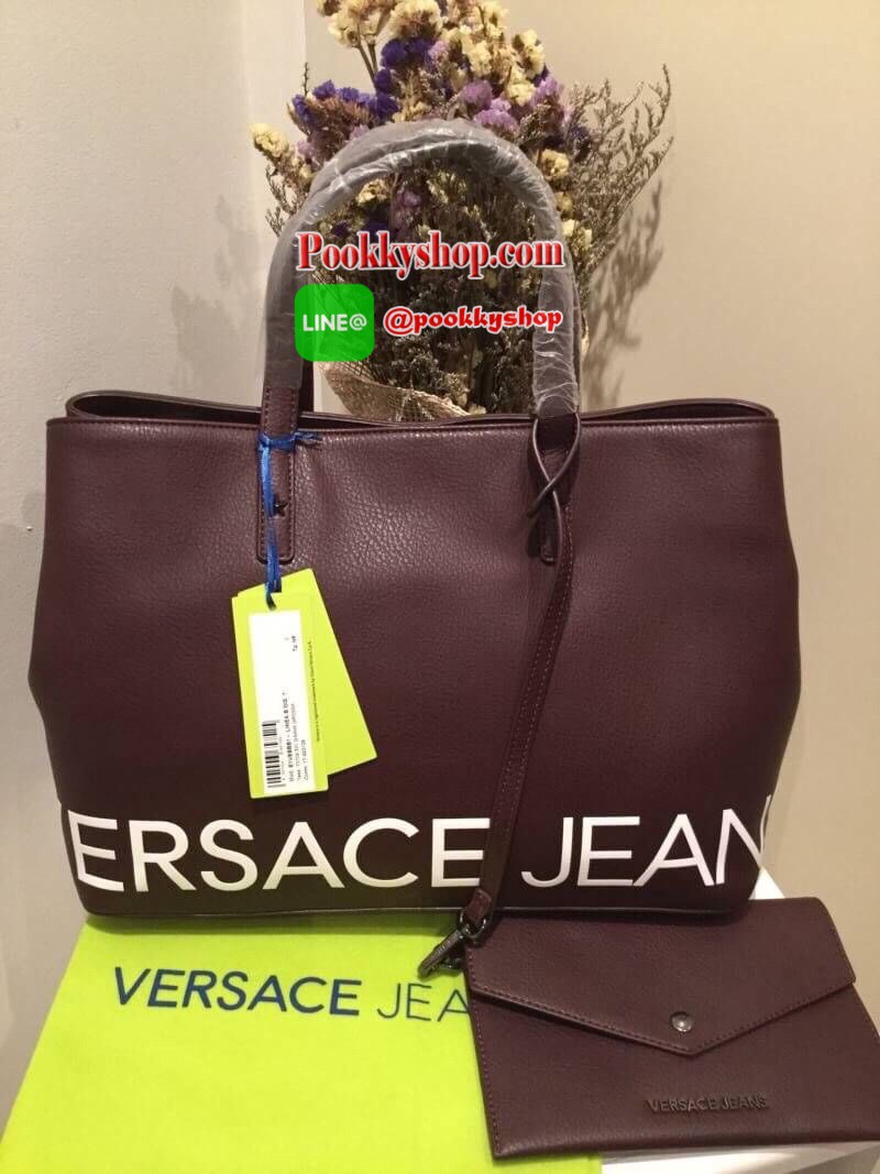 VERSACE JEANS TOTE BAG(VJ) กระเป๋าสะพายจากแบรนด์ดัง วัสดุ PU คุณภาพดี นิ่ม ด้านหน้าตกแต่งด้วยโลโก้แบรนด์สวยโดดเด่น ด้านในโล่งกว้าง มีช่องซิปและช่องใส่ของหลายช่อง ซับในลายแบรนด์ รุ่นนี้มาพร้อมกระเป๋าใบเล็กสำหรับใส่ของจุกจิกอีก1ใบ แยกใช้ได้ สาวๆที่ชอบใบใหญ่