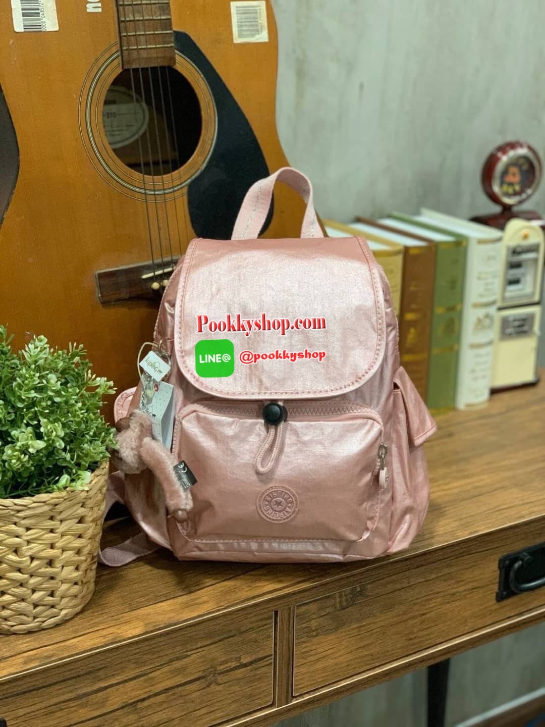 Kipling City Pack Backpack วัสดุPolyamide100% เป้ขนาดกลาง ที่เปิดปิดด้วยตัวล็อค2ชั้นด้วยกระดุมแม่เหล็กและซิป มีช่องใช้งานหลายช่องรวมถึงช่องซิปด้านหน้า มีลูกเล่นที่ด้านหลังมีช่องซิปสำหรับเก็บของและเก็บสายเป้ได้ หรือใช้สายจากเป้สะพายไหล่ได้ ประดับด้วยพวงกุญ