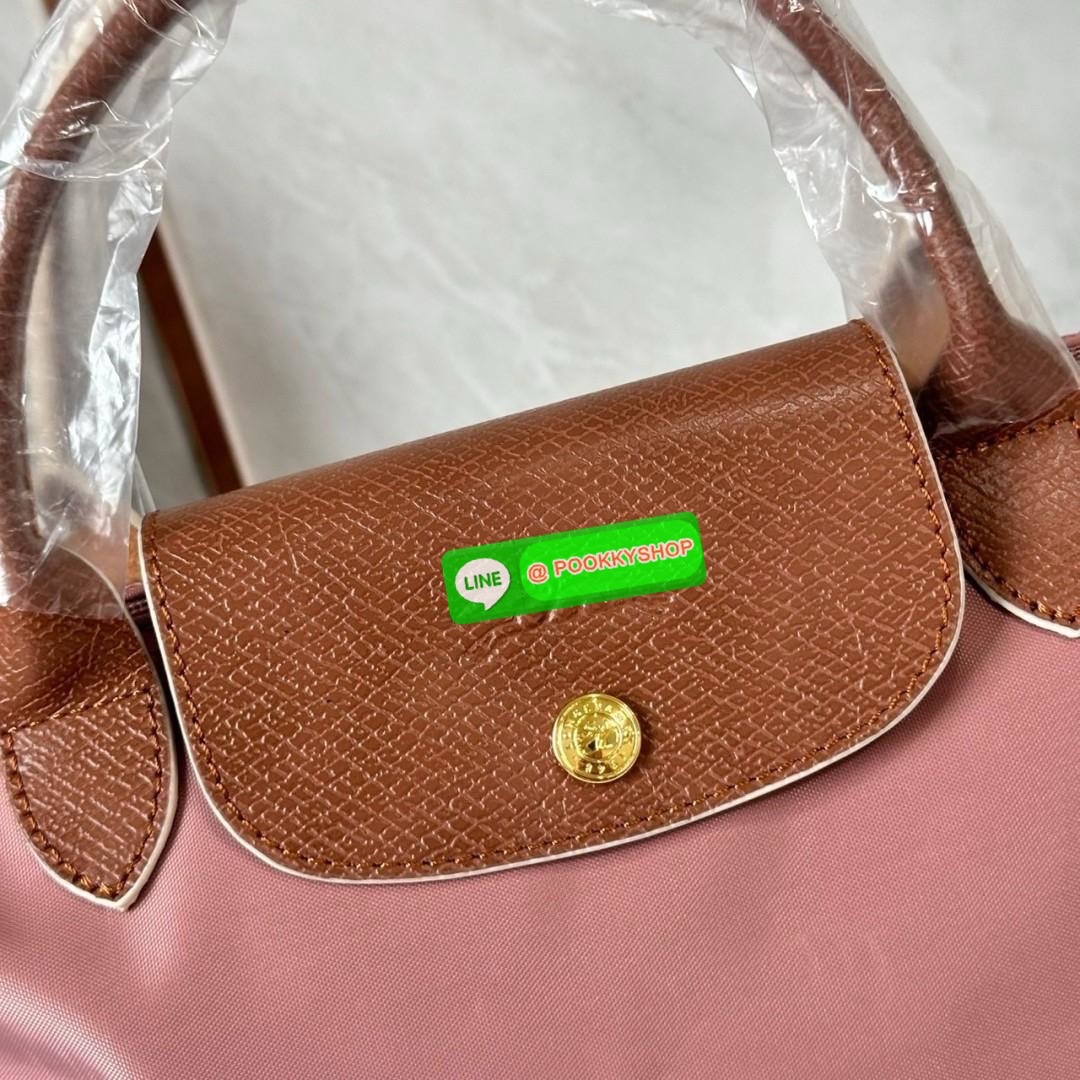 Longchamp Le Pliage Eiffel Tower Tote Bag S 🔖 Collection ใหม่ล่าสุดโดดเด่นด้วยลายปักหอไอเฟลขนาดกระทัดรัดจุของได้เยอะ 🔖วัสดุ : ไนลอนกันน้ำ 🔖เปิด-ปิด ด้วยฝาปิดกระดุมแป๊กมีซิปปิดด้านบน ภายในช่องโล่งกว้างสามารถใส่ iPad ได้ มีช่องแยกด้า