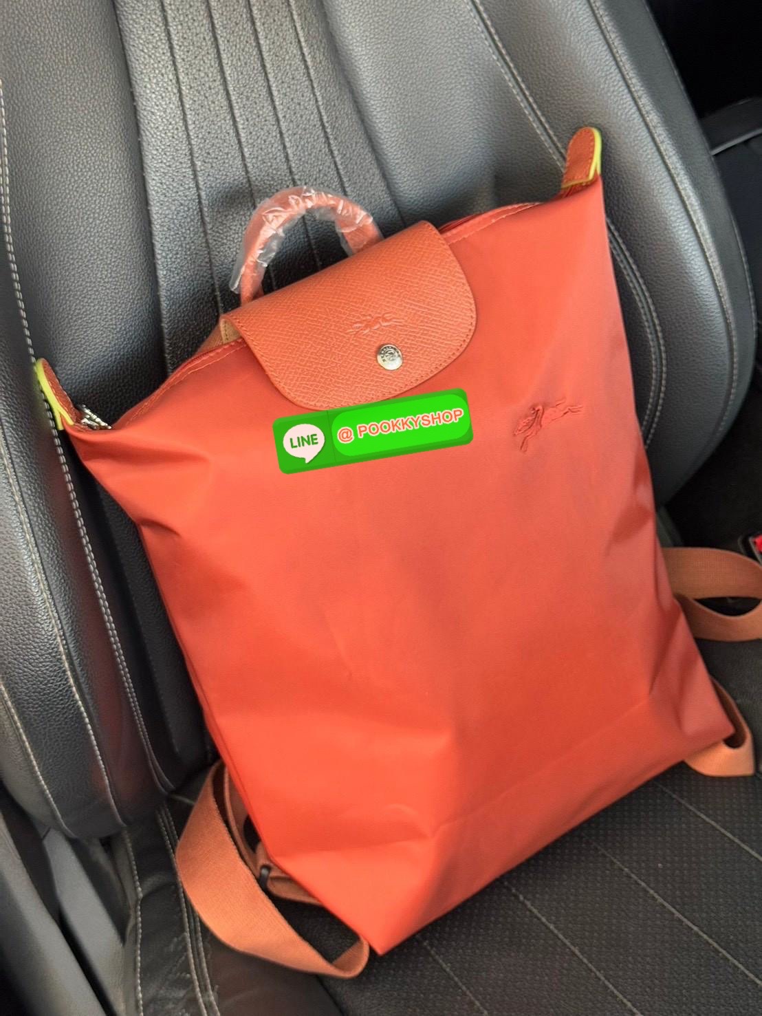 💕LONGCHAMP LE PLIAGE M BACKPACK กระเป๋าเป้น้ำหนักเบาพิเศษนี้ผลิตจากผ้าใบไนลอนรีไซเคิลที่ทนทานและพับเก็บได้ เหมาะสำหรับทุกโอกาส การออกแบบอเนกประสงค์และมีพื้นที่ภายในกว้างขวางที่สามารถเก็บแล็ปท็อปหรือโน๊ตบุ๊กได้ ในขณะที่สายสะพาย ปรับระดับได้ แมตช์ได