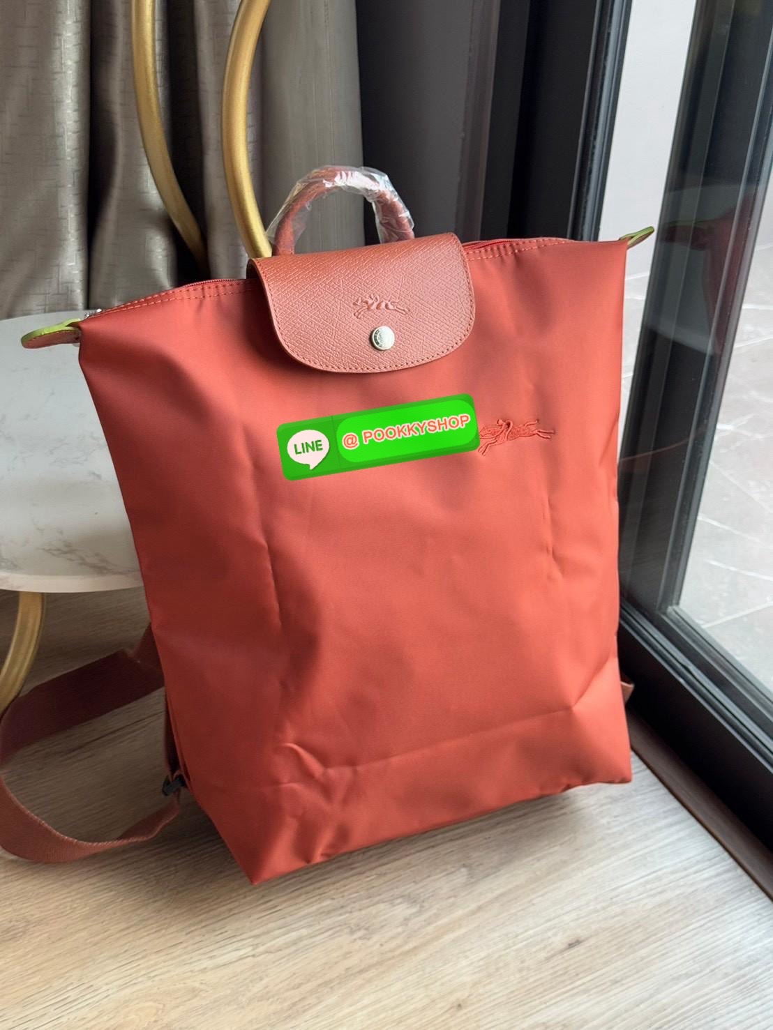 💕LONGCHAMP LE PLIAGE M BACKPACK กระเป๋าเป้น้ำหนักเบาพิเศษนี้ผลิตจากผ้าใบไนลอนรีไซเคิลที่ทนทานและพับเก็บได้ เหมาะสำหรับทุกโอกาส การออกแบบอเนกประสงค์และมีพื้นที่ภายในกว้างขวางที่สามารถเก็บแล็ปท็อปหรือโน๊ตบุ๊กได้ ในขณะที่สายสะพาย ปรับระดับได้ แมตช์ได