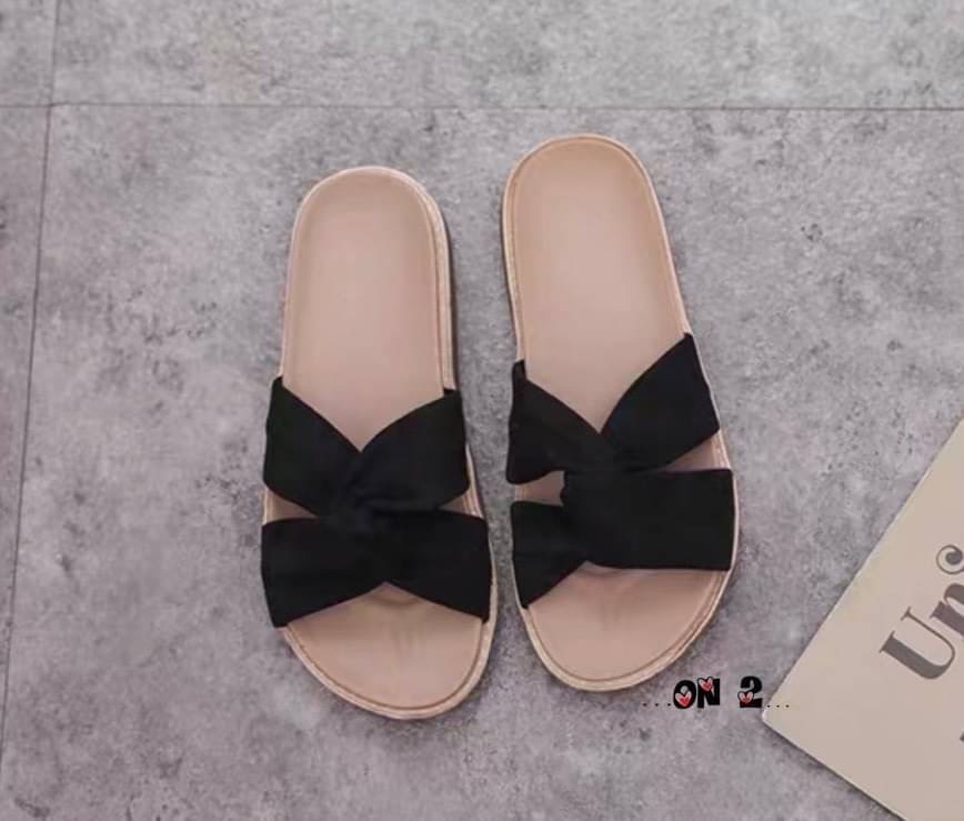 รองเท้าแตะแบบสวมเสริมส้นเล็กน้อย ด้านหน้าดีไซน์ผ้าไขว้คล้ายรูปโบดูน่ารัก ผ้าเป็นผ้าลูกฟูกเนื้อนิ่มใส่สบาย สำหรับใส่ลำลอง ใส่เที่ยวสวยๆค่ะมา2สี