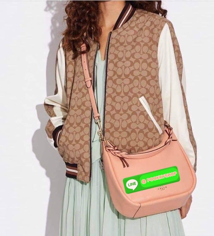 COACH JULES HOBO BAG ((C9189//9190)) 🌍พร้อมส่งที่ไทย! ต้องบอกก่อนว่าหนังรุ่นนี้อย่างดี นิ่มมากๆ สัมผัสแล้วรู้สึกละมุน กับกระเป๋าใบใหญ่ ทรงสวย เปิดปิดกระเป๋าแบบซิปมีหนังห้อยเพิ่มความเก๋ตรงหัวซิปค่ะ ภายในกระเป๋ากว้างมาก ใส่สัมภาระได้ครบครัน หายห่วงเ