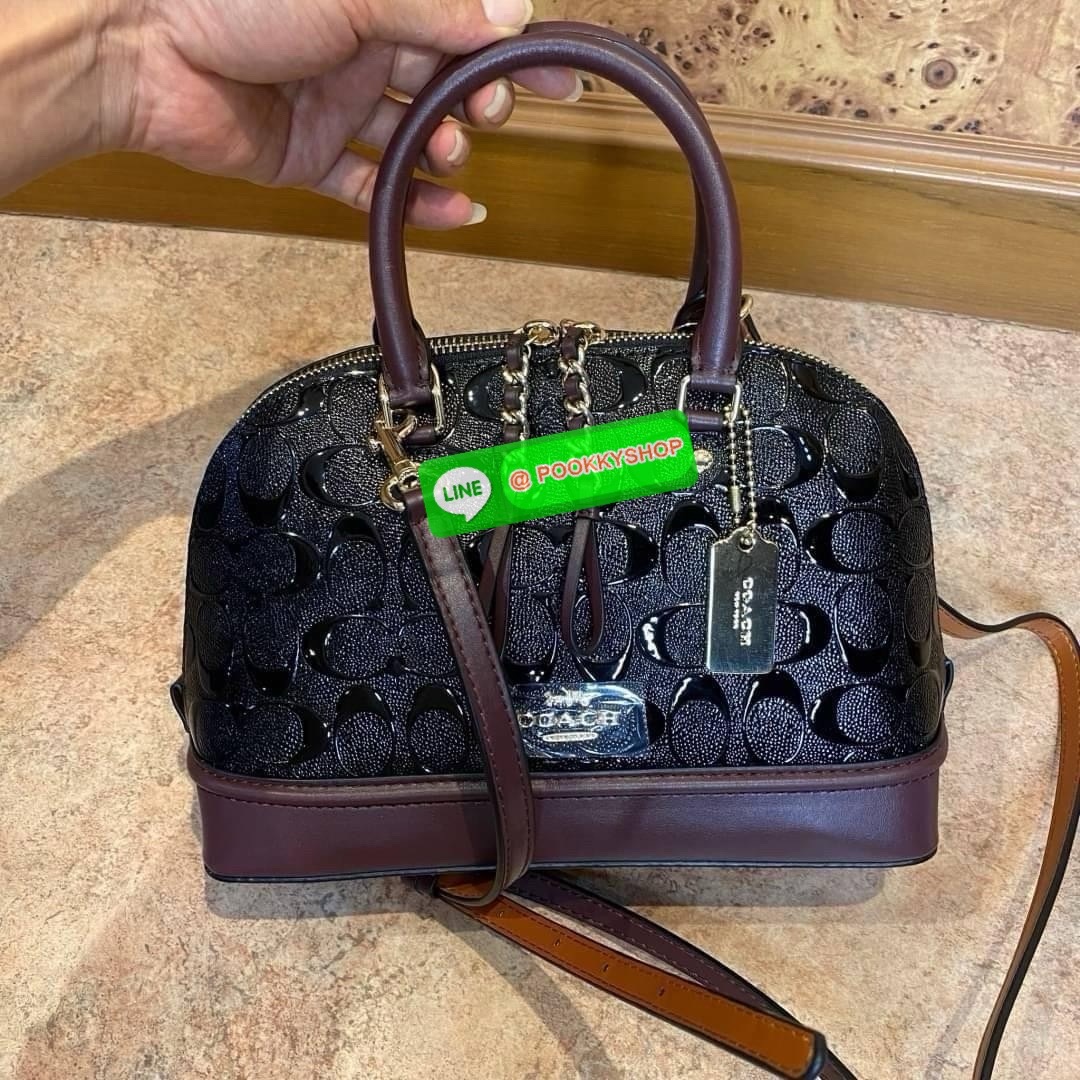 Coach MINI SIERRA SATCHEL IN SIGNATURE DEBOSSED PATENT LEATHER (COACH F55450) หนังกรวดและหนังสิทธิบัตร ด้านในมีซิปและกระเป๋าเอนกประสงค์ ปิดด้วยซิป ซับในด้วยผ้า หูหิ้วพร้อมสายสะพายยาว 3 1/2" สายสะพายถอดได้ขนาด 21 1/2" สำหรับสะพายไหล่หรือสะพายครอส