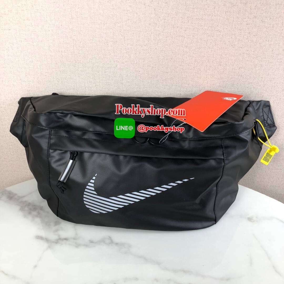 กระเป๋าคาดอก NIKE เปืด - ปิดกระเป๋าด้วยซิป แบ่งเป็น 3 ช่องใหญ่ และมีช่องตาข่าย 2 ช่องเล็กค่ะ สายสะพาย สามารถปรับได้ Free Size ค่ะ
