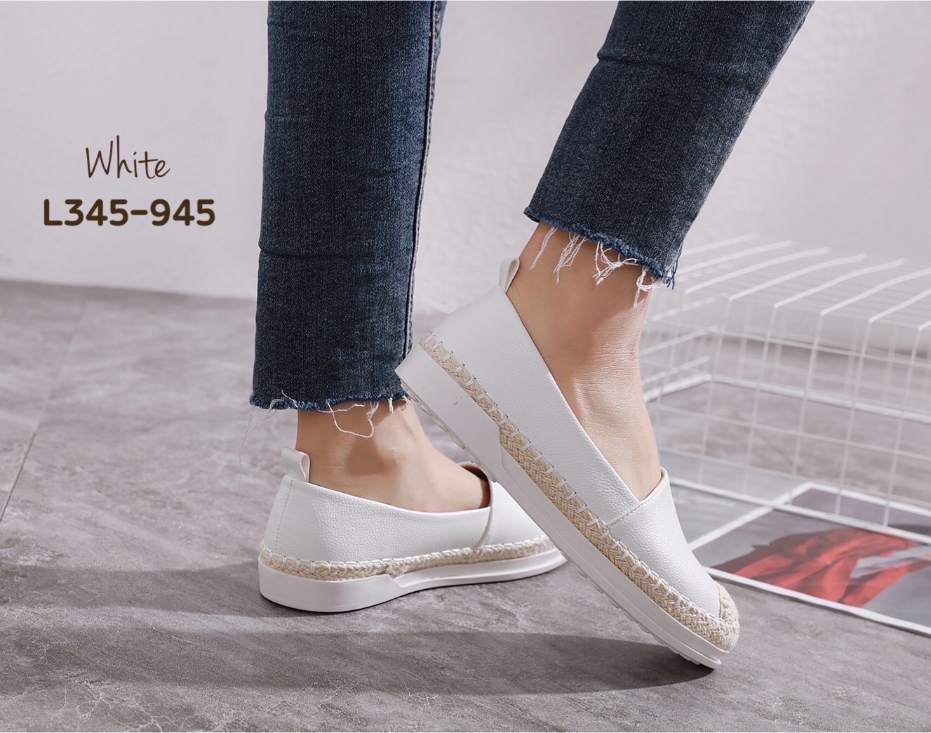 สินค้าขายดี พร้อมส่งค๊าา sport shoes รองเท้าผ้าใบ งานเรียบ พื้นนิ่มมากคะ ใส่สบายจะแมตช์กับกางเกง👖หรือกระโปรง👗ก็ได้ค่ะ แม่ค้าคอนเฟริม ห้ามพลาดเลยจ้าตัวนี้แนะนำ อย่าช้ารีบเลย