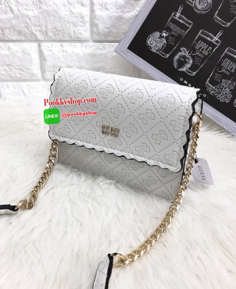 New arrival !!! GUESS Rayna Mini Faux Crossbody Bag 2018 กระเป๋าสะพายข้างหรือแบบครอสบอดี้ร์ได้ ลายหนังปั้มโลโก้แบรนด์ทั้งใบ หนังนิ่มมากกค่ะ!!! ด้านหน้ามีโลโก้แบรนด์ เปิดปิดกระเป๋าแบบกระดุมแม่เหล็ก ภายในโล่ง สมารถใส่มือถือรุ่น plus ได้;ตลับแป้งได้ค่ะ มีช่อ