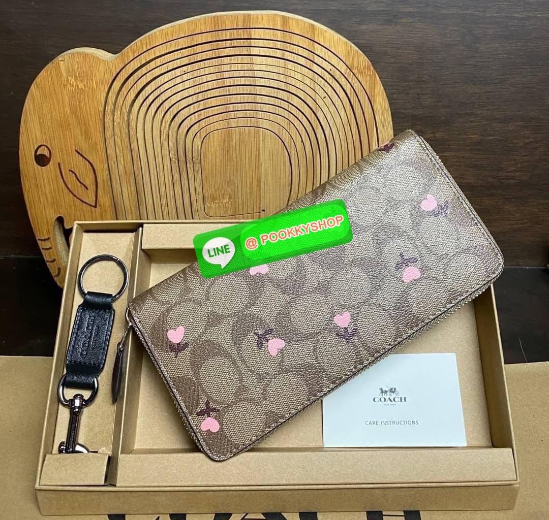 COACH ACCORDION ZIP WALLET IN SIGNATURE CANVAS กระเป๋าสตางค์ใบยาว ซิปรอบ ใช้งานง่าย ด้วยฟังค์ชั้น ด้านใน ใส่บัตรได้จุใจ มีช่องซิปใส่เหรียญตรงกลาง โดนใจหลายๆคนไปเรียบร้อยและคลาสสิค เรียบหรูดูแพงตลอดกาล ยกให้รุ่นนี้เลย