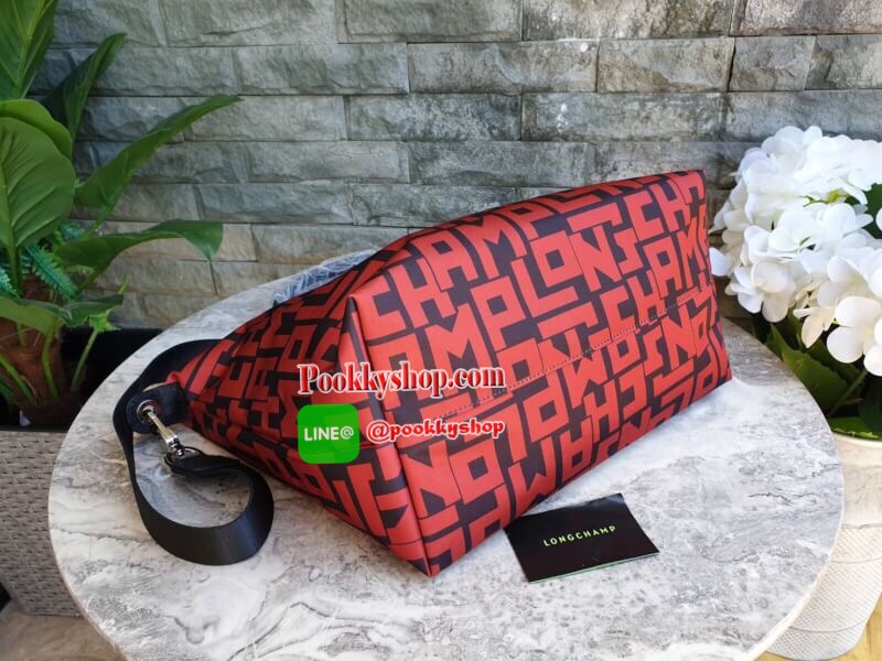 LE PLIAGE LGP TOP HANDLE BAG M รายละเอียด • วัสดุ: ผ้าใบ • อะไหล่: นิกเกิล • ตัวกระเป๋า: ผ้าใบโพลีอะไมด์เคลือบด้านใน • ตกแต่ง: หนังวัว รายละเอียดภายนอก • การปิด: ซิปและกระดุมสแน๊ป • สายสะพาย: ถอดออกได้ • ช่อง: 1 รายละเอียดภายใน • ช่องใส่ของ: 1 • จุของได้เ