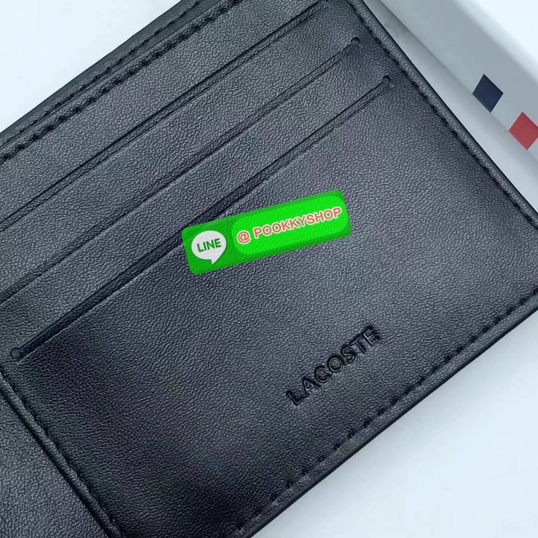 ลาคอส SHORT WALLET กระเป๋าสตางค์แบบพับ2ตอนสำหรับผู้ชาย มีช่องใส่บัตร 8 ช่อง และช่องใส่ธนบัตรอีก 1 ช่อง กระเป๋าสตางค์หนังคุณภาพดีตามแบบฉบับของแบรนด์ มาพร้อมกล่อง ถุงกระดาษแบรนด์แบรนด์แข็งแรงสวยมากค่ะ ไม่ว่าจะใช้เองหรือเป็นของขวัญก็สุดคุ้มและน่าใช้ ห้ามพล